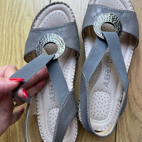 Comfortable gray sandals - Picture 3 of 9